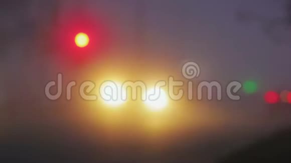 浓雾中模糊的黄昏城市形象恶劣的天气条件视频的预览图