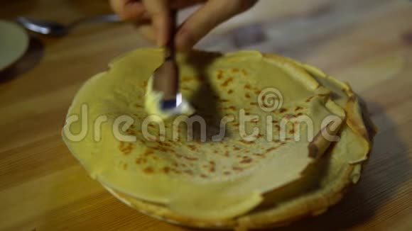 有人用刀子在煎饼上涂油视频的预览图