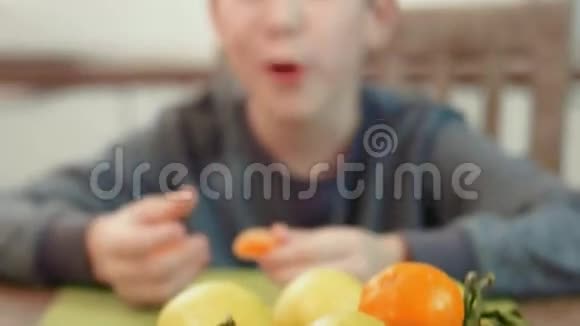 小男孩吃曼达林视频的预览图