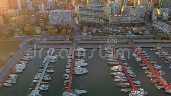 港口船只的鸟瞰图后面有城市建筑视频的预览图