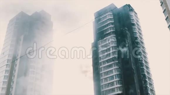 多层楼宿舍房屋在火灾后被烟尘覆盖视频的预览图