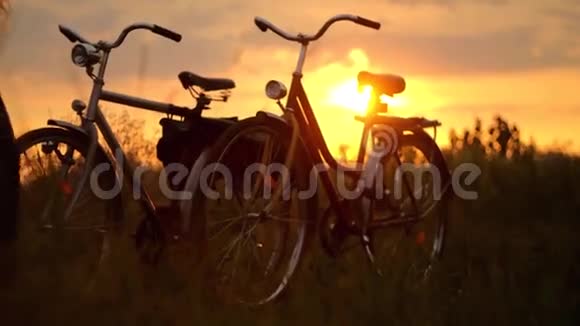 日落时的老式自行车视频的预览图