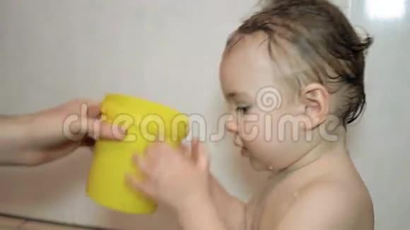 在他洗澡的时候喜欢喝水的小女孩视频的预览图