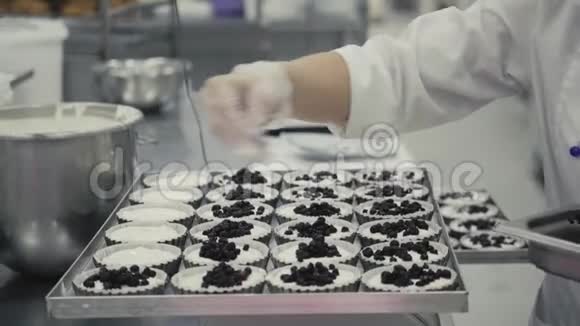 餐厅和咖啡厅手工蛋糕制作Bekary面包师女视频的预览图