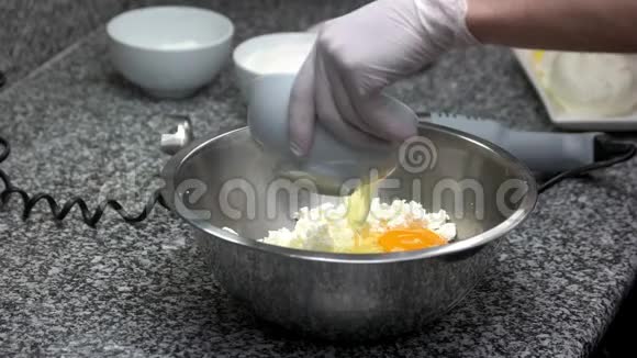 在碗里加入蛋黄成分视频的预览图