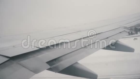 从飞机窗口到飞机机翼的视图飞机在跑道上飞行在云层上飞行视频的预览图