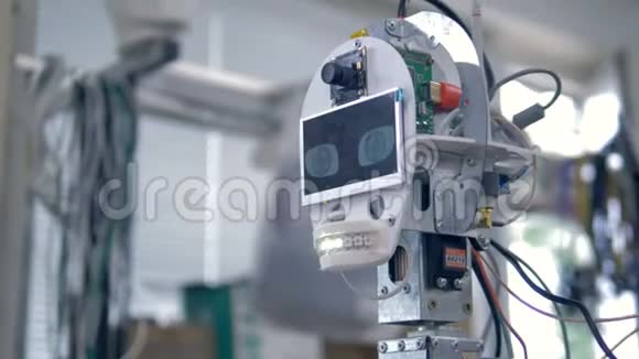 一个机器人头上有一个显示闪烁眼睛的工作屏幕视频的预览图
