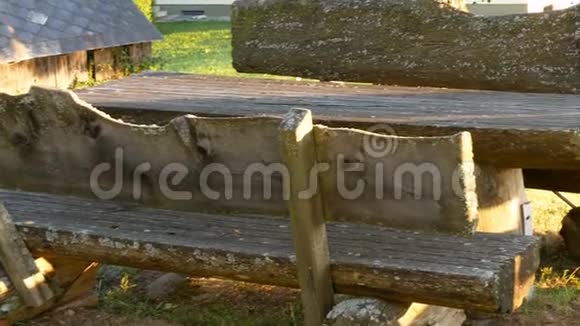 阳光明媚的一天奥地利阿尔卑斯山的木制老式长凳视频的预览图