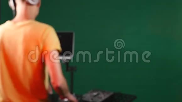 DJ在他的设备后面从后面突出重点视频的预览图