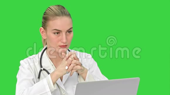 医生在网上咨询病人通过绿色屏幕上的笔记本电脑进行视频聊天Chroma键视频的预览图