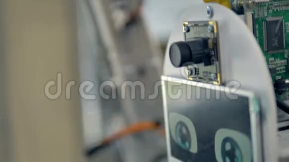 模糊和聚焦射击机器人的头部和手臂视频的预览图