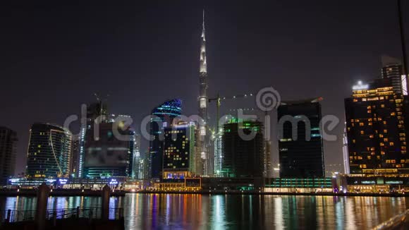 带反射的夜景迪拜商务湾时间过去视频的预览图