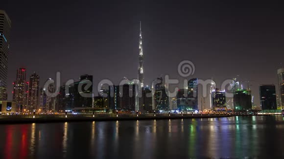 商务湾迪拜市中心的夜晚时间过去视频的预览图