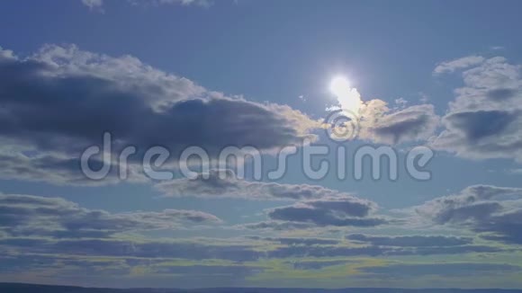 蓝天的白色和深色绒毛云视频的预览图