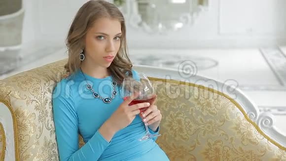 美丽的女孩坐在她的豪华公寓里喝酒视频的预览图