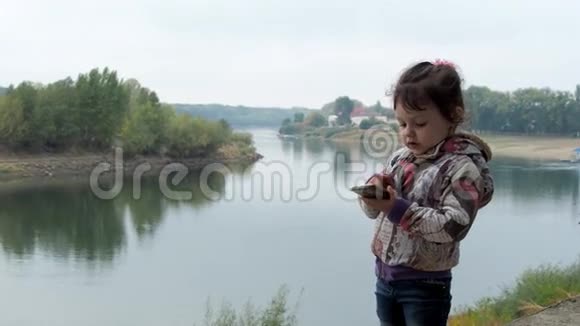 儿童在自然界中使用移动电话视频的预览图