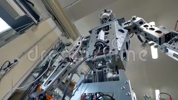 从下面看到一个机器人全长车身视频的预览图