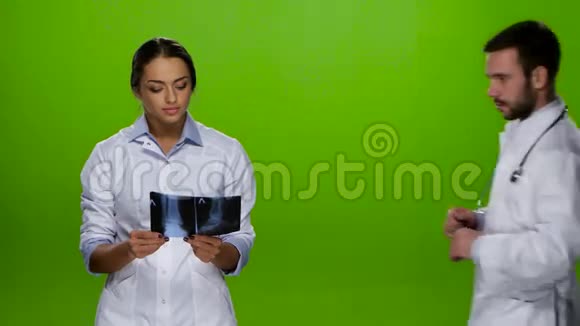 护士是x光透视的合适医生工作室视频的预览图