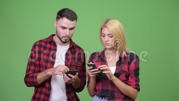 一对年轻夫妇用电话看起来很震惊视频的预览图