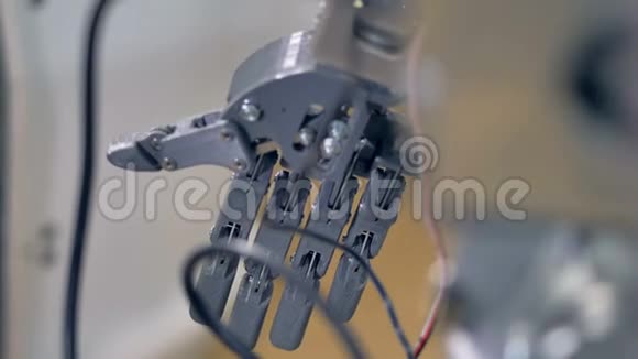 关于灰色不移动机器人手的详细视图视频的预览图