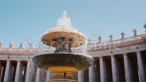 著名的喷泉圣皮埃特罗意大利广场与圣彼得教堂柱在罗马意大利慢镜头视频的预览图