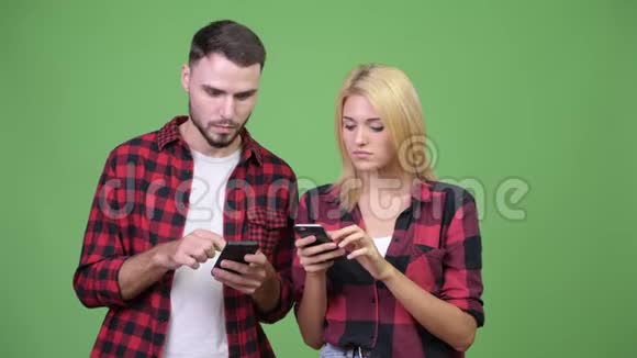 一对年轻夫妇用电话看起来很惊讶视频的预览图