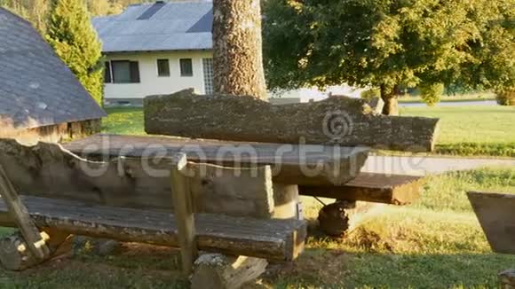 阳光明媚的一天奥地利阿尔卑斯山的木制老式长凳视频的预览图