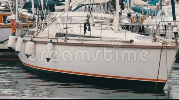 一艘漂亮的白色时髦游艇停泊在巴塞罗那的港口或海湾视频的预览图