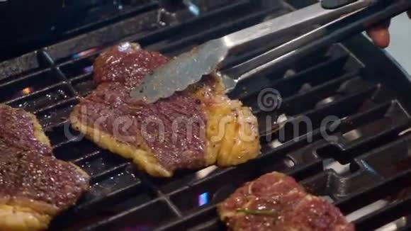 气烧烤架上烤BBQ牛肉牛排视频的预览图