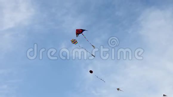 希腊节日期间在天空放风筝视频的预览图