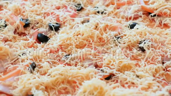 做饭准备披萨配上磨碎的奶酪酱汁橄榄西红柿和培根的特写披萨视频的预览图