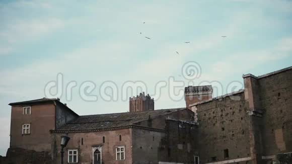 全景展示了意大利罗马历史中心的一座古老的砖雕城堡和古老的废墟视频的预览图