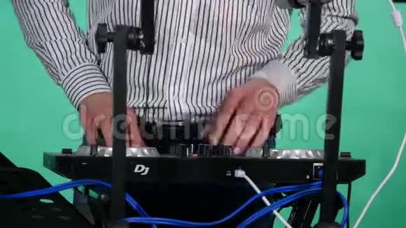 DJ播放音乐转盘DJ党关闭视频的预览图