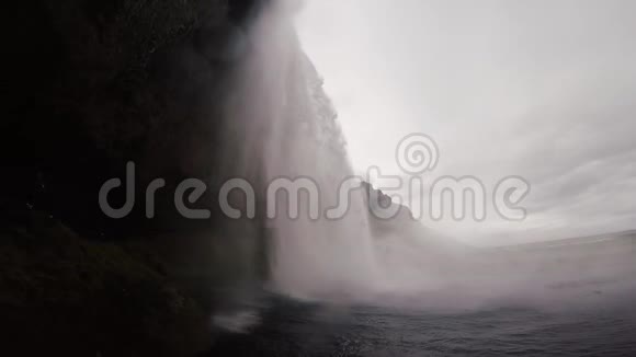 冰岛强大的Seljalandsfoss瀑布的美丽景色水从山顶落下溅起视频的预览图