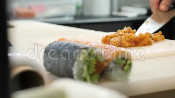 寿司厨师在寿司吧里切鲜鲑鱼三文鱼酒石的制作视频的预览图