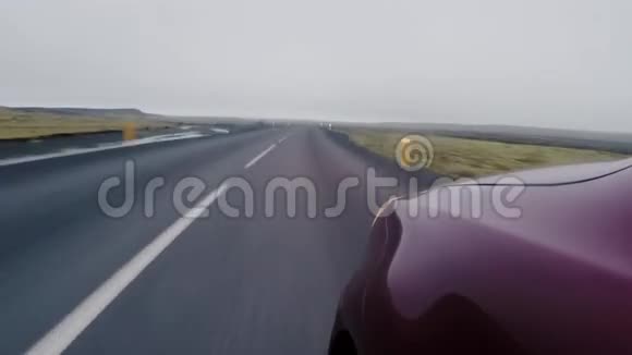 时间流逝红色汽车前挡泥板通过乡村道路的特写高速行驶的车辆视频的预览图
