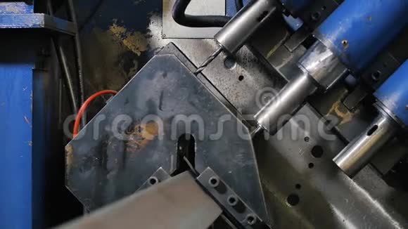 在工厂工业数控机床上钻孔金属铁现代技术视频的预览图