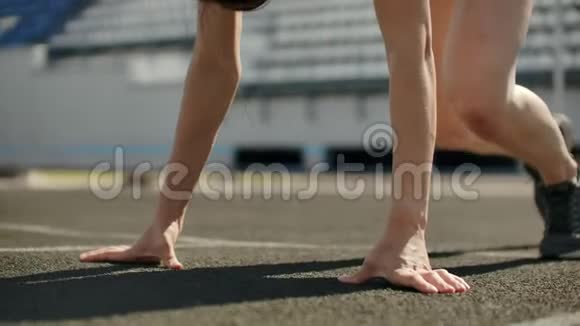 瘦小的女运动员可以在跑道上的垫子上缓慢地运动视频的预览图