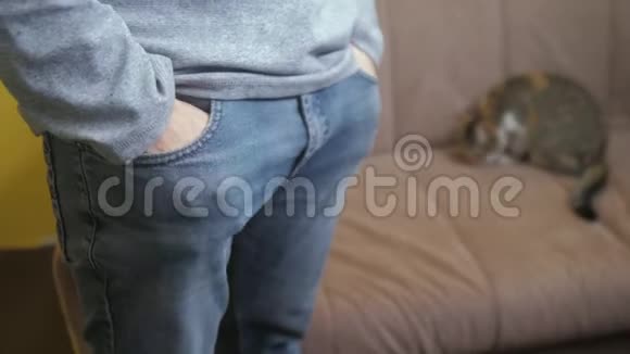 人与猫秀转空口袋破产无钱贫困金融业务破产理念一个穿着旧牛仔裤的男人视频的预览图
