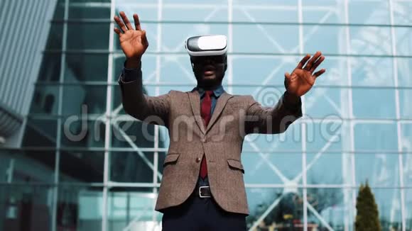 非洲裔美国人站在外面玩虚拟现实耳机视频的预览图