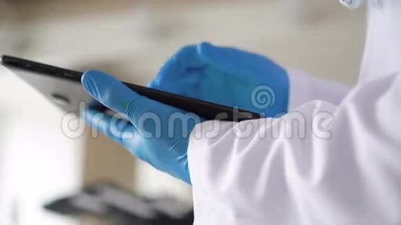 医生用4K平板电脑他的手视频的预览图
