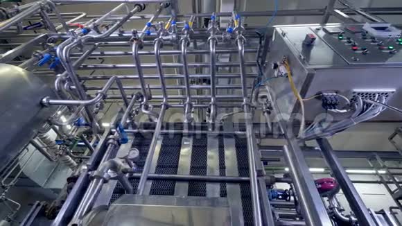与管道连接的乳制品工厂控制箱上的极低视图4K视频的预览图