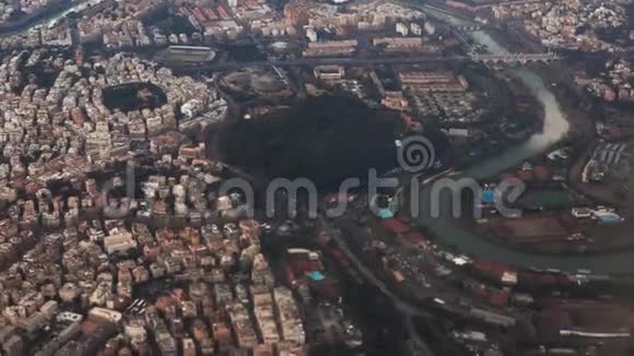 鸟瞰意大利罗马美丽全景从飞机上拍摄著名的首都从空中拍摄视频的预览图