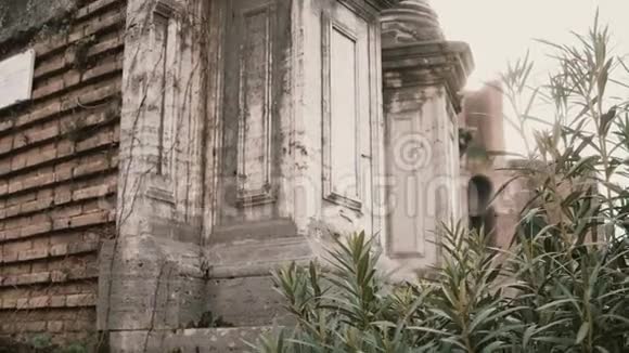 精彩而充满活力的景色展示了意大利罗马大理石柱的令人印象深刻的建造视频的预览图