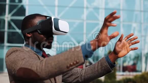 非洲裔美国人站在外面玩虚拟现实耳机视频的预览图