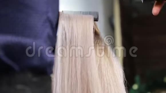 专业的理发师做发型理发店里梳头的女人视频的预览图