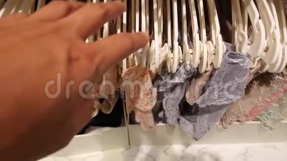 女人内衣店女人内裤挂在性感商店的衣架上4k慢动作视频的预览图