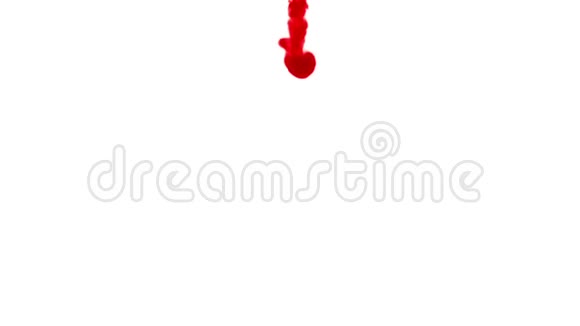 液体中的一滴墨水红色素混合在水中缓慢移动背景或背景用于烟雾视频的预览图