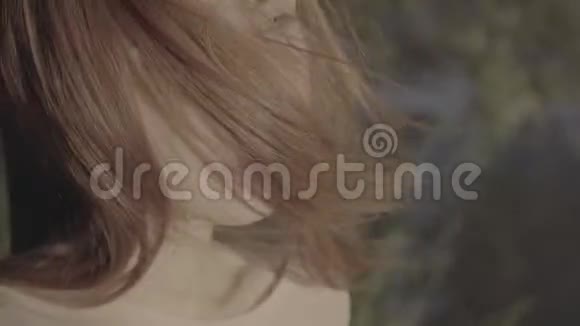公园里一个漂亮的红发积极女孩的肖像彩色简介视频的预览图