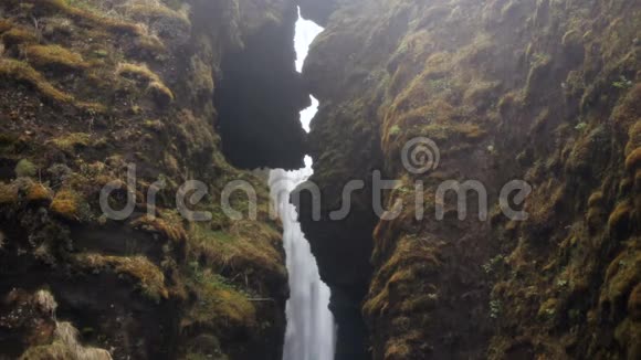 美丽的风景强大的瀑布Gljufrabui在冰岛水从悬崖上落下来溅起雨天视频的预览图